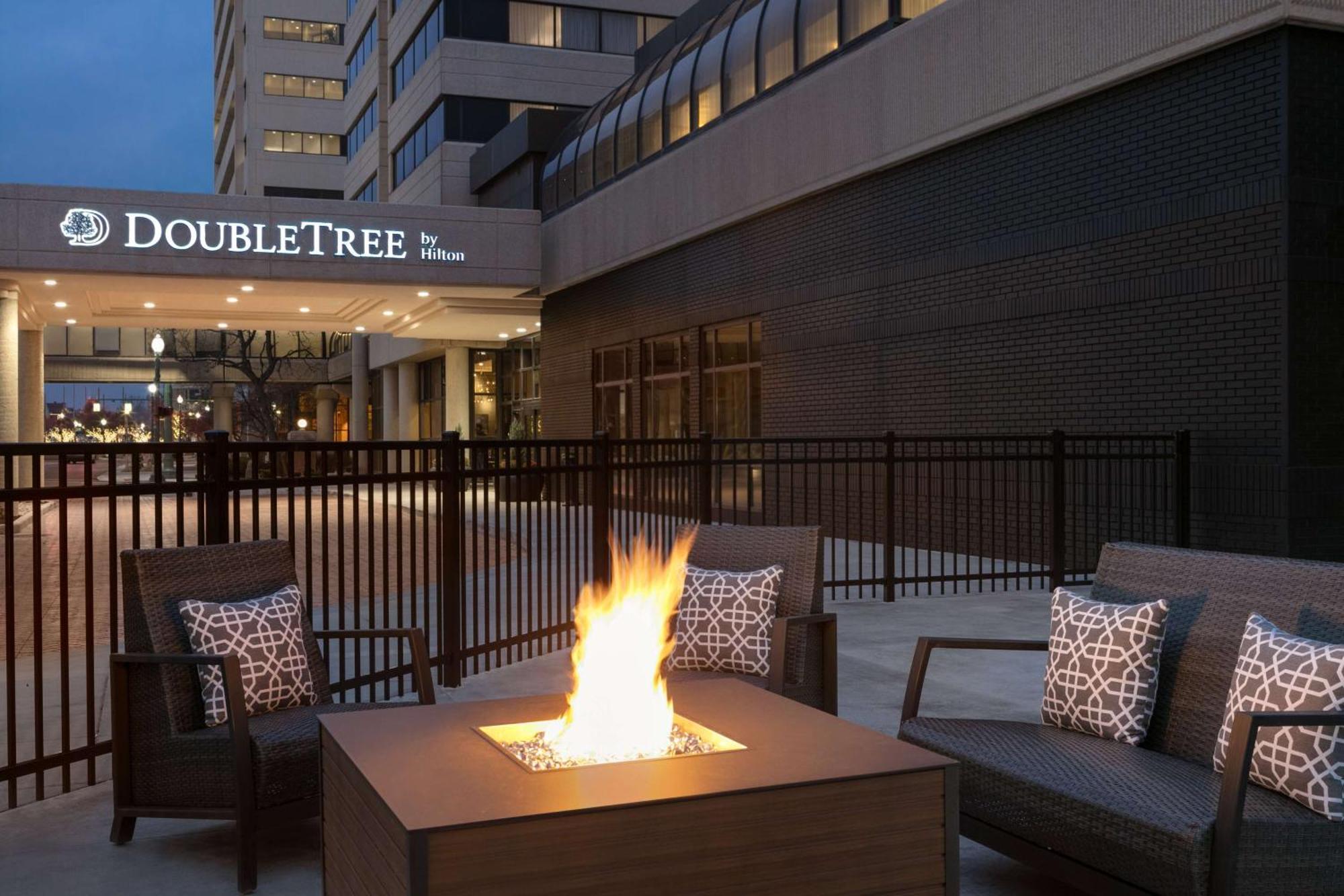 Doubletree By Hilton Canton Downtown Exterior foto